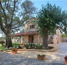 4 bedroom villa with pool near Svetvinčenat, Istria, sleeps 10
